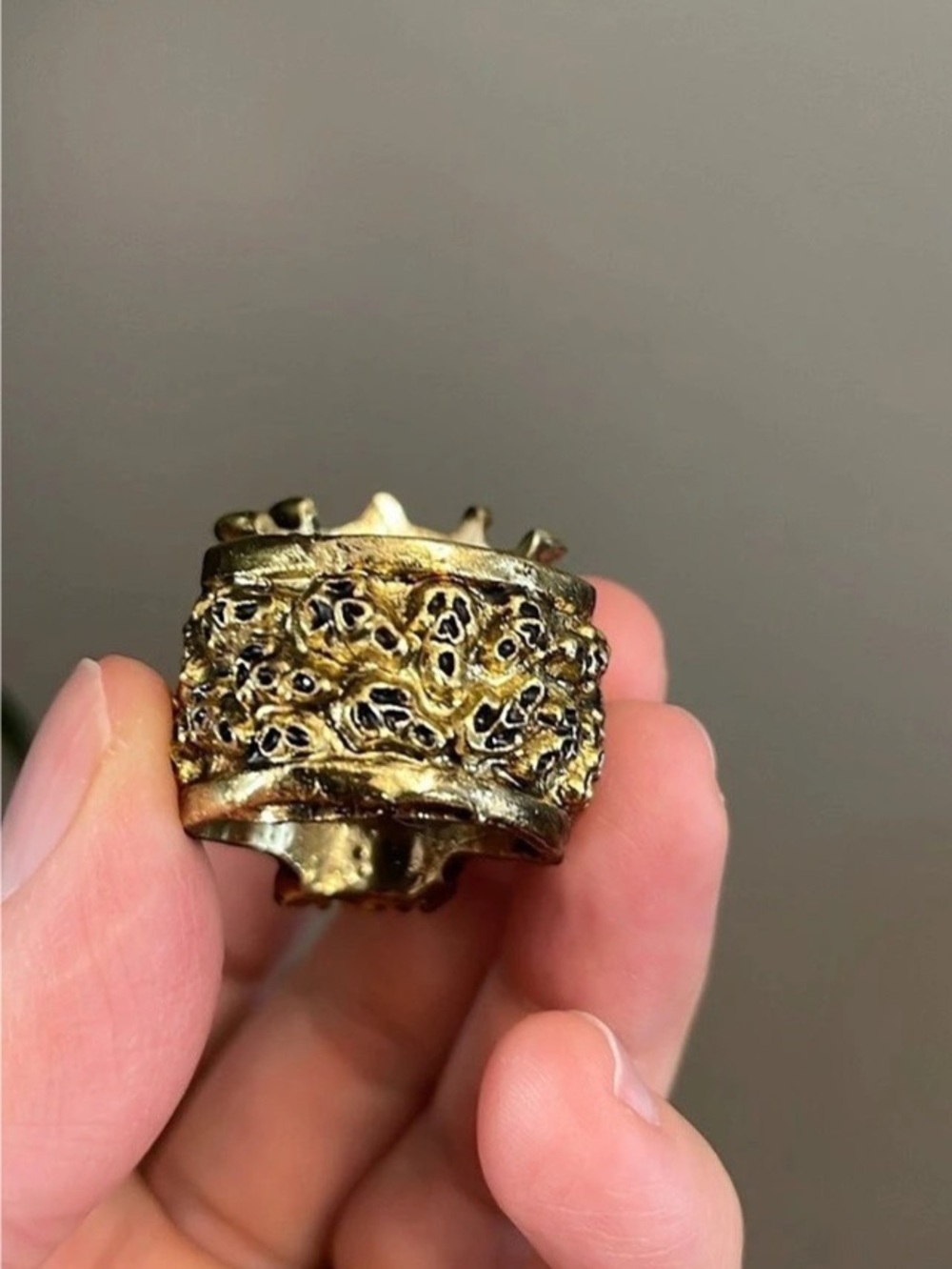 Vintage Halloween Costume Ring Skull Crown Statement Ring in Gold-Tone Pirate - Picture 4 of 7